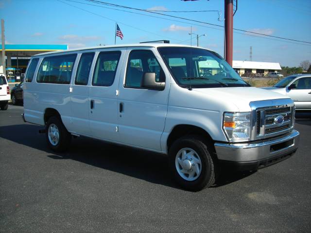 Ford Econoline Wagon 2008 photo 2