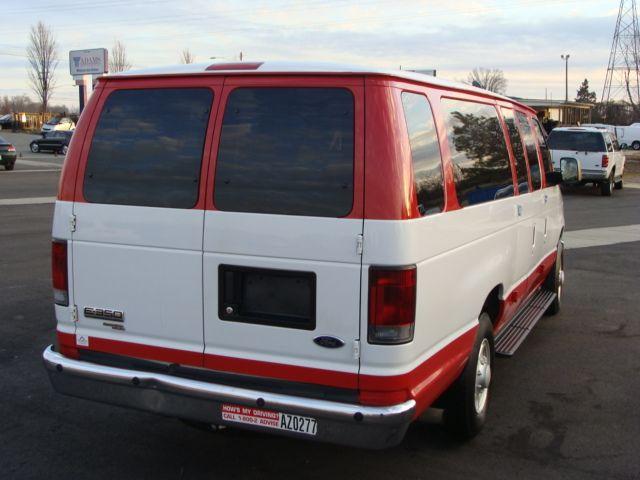 Ford Econoline Wagon 2008 photo 2