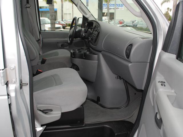 Ford Econoline Wagon 2008 photo 2