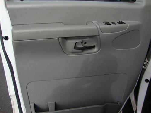 Ford Econoline Wagon 2008 photo 2