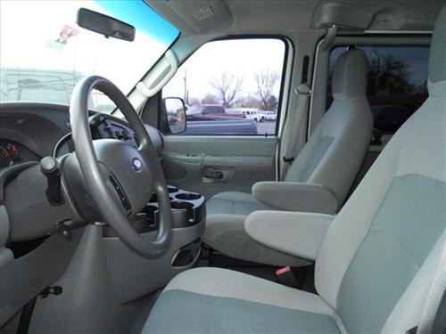 Ford Econoline Wagon 2008 photo 2