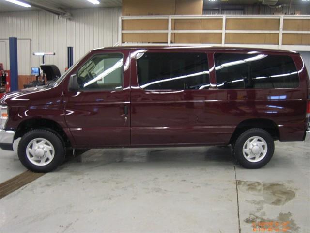 Ford Econoline Wagon 2008 photo 2