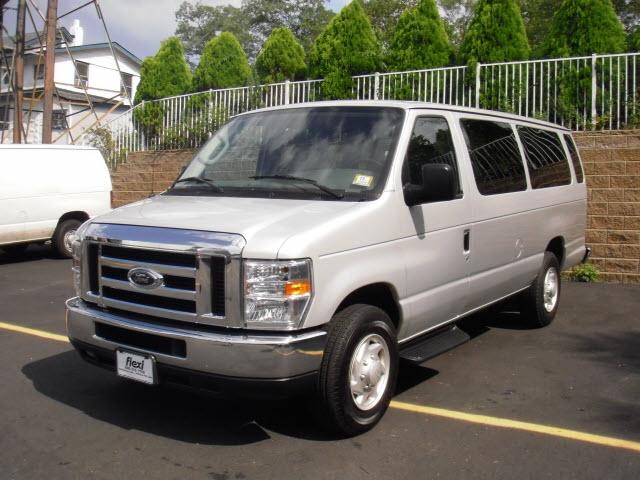 Ford Econoline Wagon 2008 photo 2