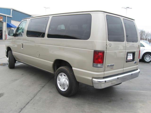 Ford Econoline Wagon 2008 photo 2