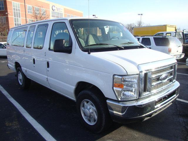 Ford Econoline Wagon 2008 photo 2