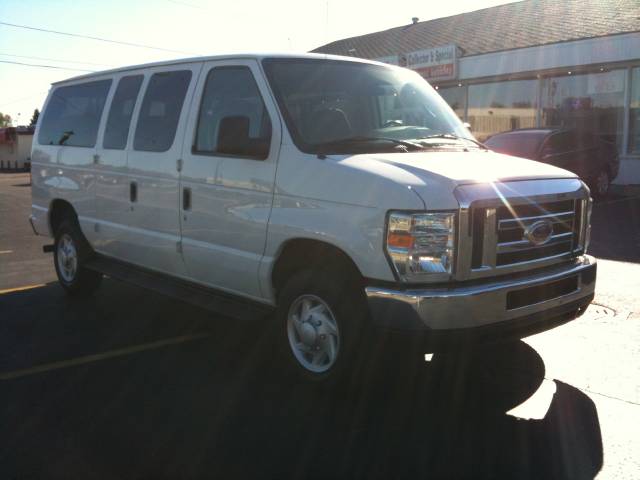 Ford Econoline Wagon 2008 photo 2
