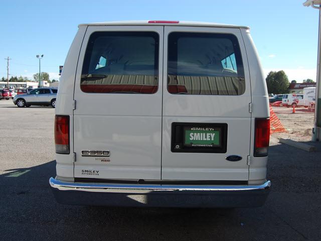 Ford Econoline Wagon 2008 photo 2