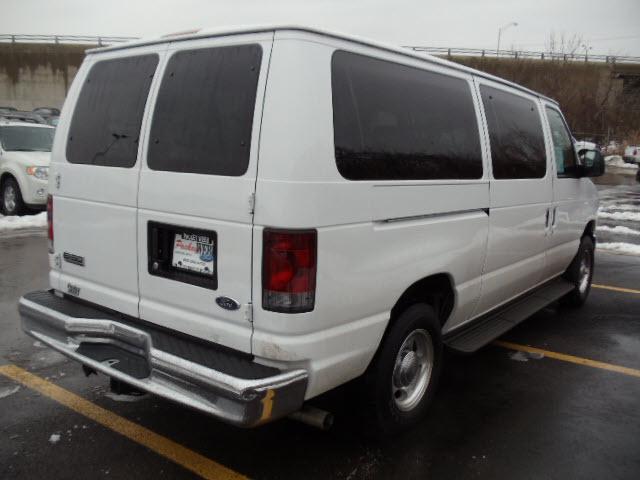 Ford Econoline Wagon 2008 photo 4