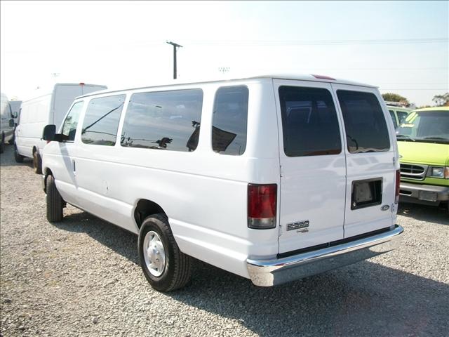 Ford Econoline Wagon 2008 photo 2