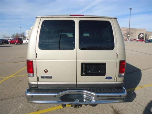 Ford Econoline Wagon 2008 photo 2