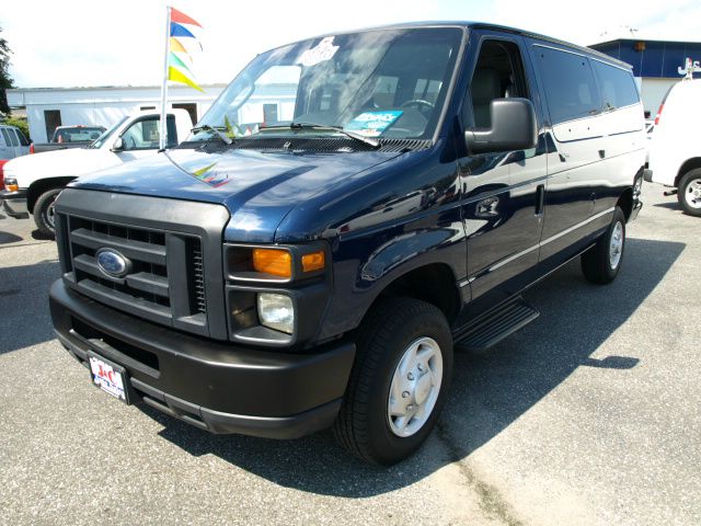 Ford Econoline Wagon 2009 photo 2