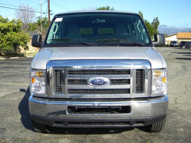 Ford Econoline Wagon 2010 photo 1
