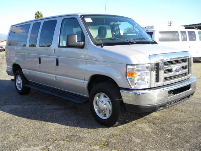 Ford Econoline Wagon 2010 photo 2