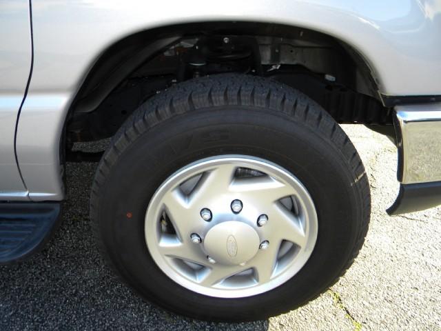 Ford Econoline Wagon 2010 photo 3