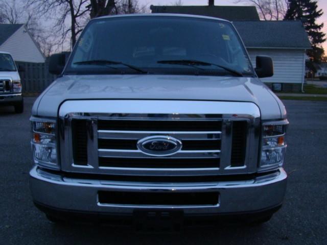 Ford Econoline Wagon 2010 photo 1
