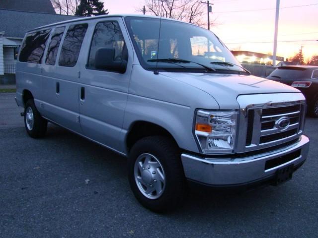 Ford Econoline Wagon 2010 photo 2