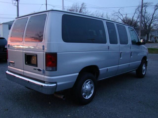 Ford Econoline Wagon 2010 photo 3