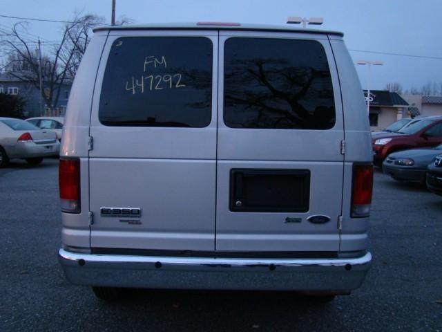 Ford Econoline Wagon 2010 photo 4
