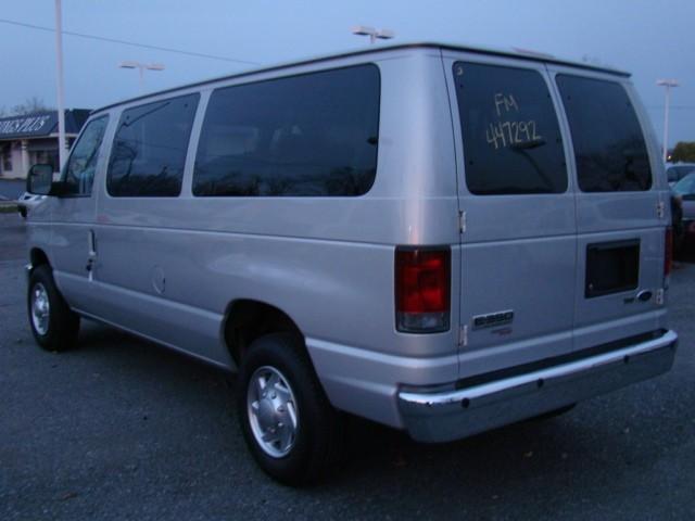 Ford Econoline Wagon 2010 photo 5