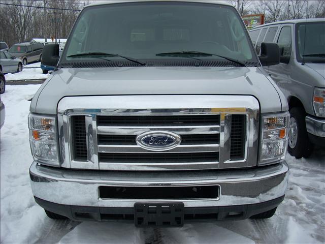 Ford Econoline Wagon 2010 photo 1