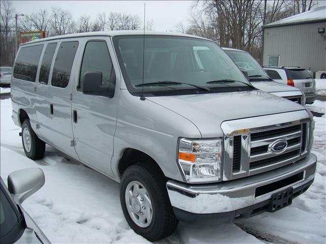 Ford Econoline Wagon 2010 photo 2