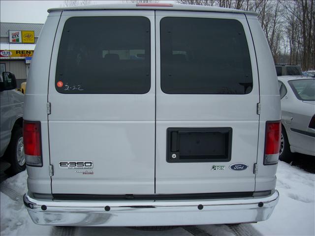 Ford Econoline Wagon 2010 photo 4