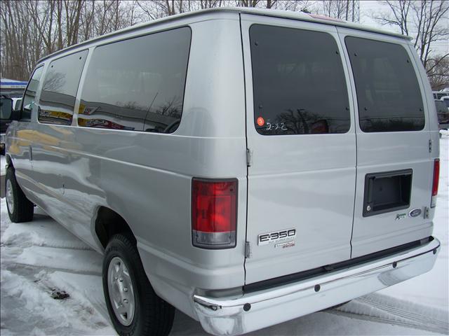 Ford Econoline Wagon 2010 photo 5