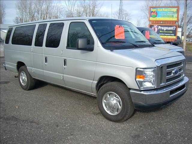 Ford Econoline Wagon 2010 photo 2