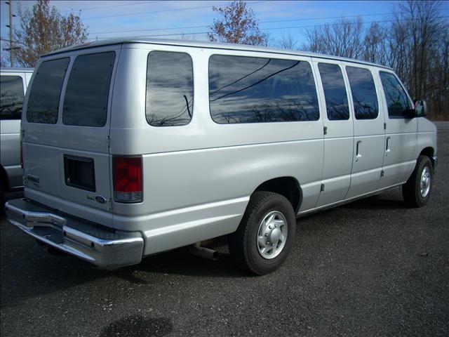 Ford Econoline Wagon 2010 photo 3