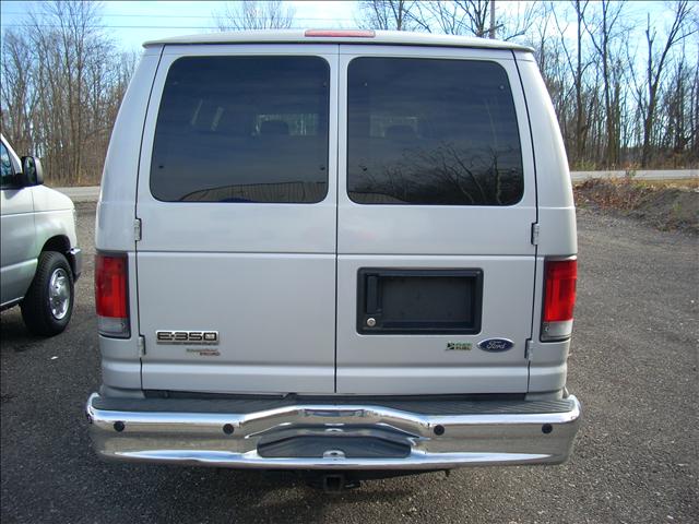Ford Econoline Wagon 2010 photo 4