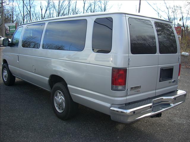 Ford Econoline Wagon 2010 photo 5