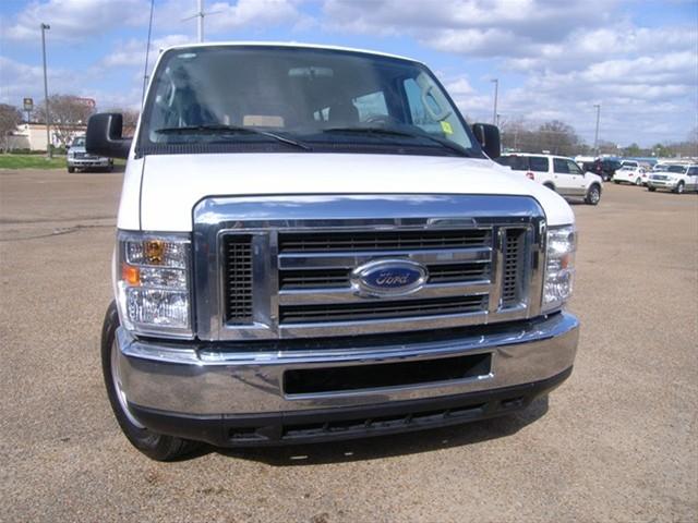 Ford Econoline Wagon 2010 photo 1