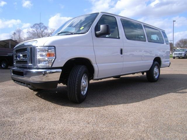 Ford Econoline Wagon 2010 photo 2