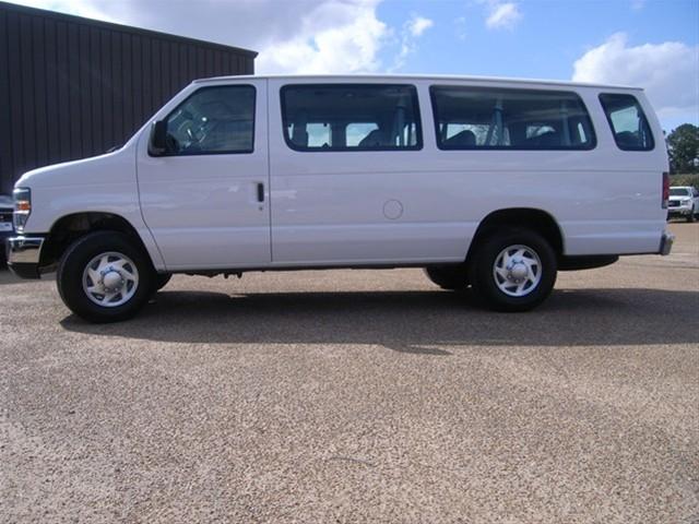 Ford Econoline Wagon 2010 photo 3