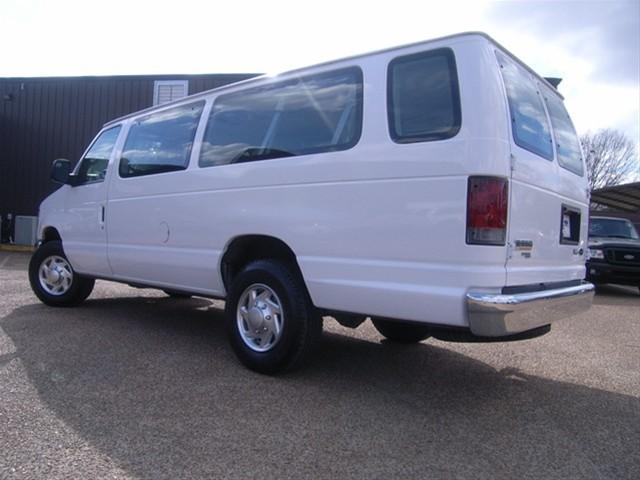 Ford Econoline Wagon 2010 photo 4