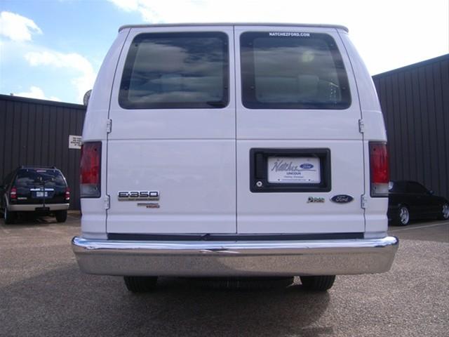 Ford Econoline Wagon 2010 photo 5
