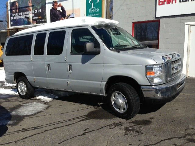 Ford Econoline Wagon 2010 photo 1