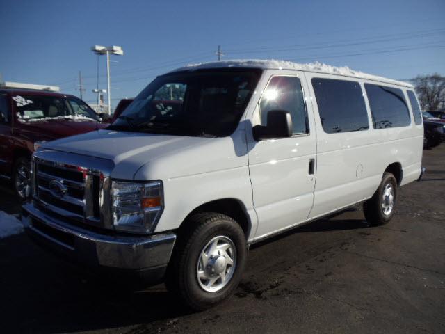 Ford Econoline Wagon 2010 photo 1