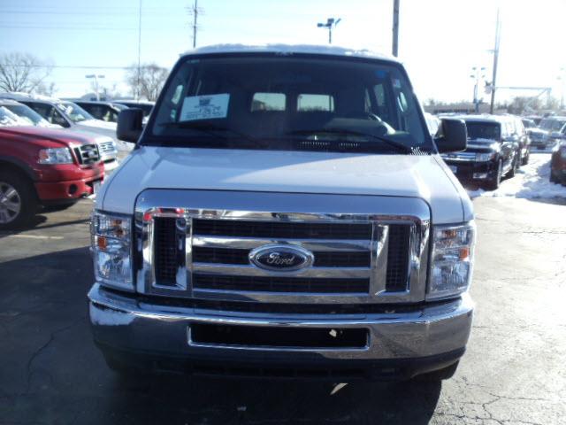 Ford Econoline Wagon 2010 photo 2