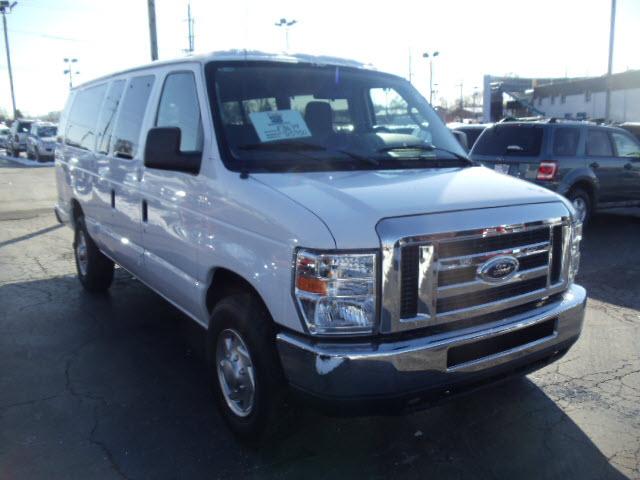 Ford Econoline Wagon 2010 photo 3