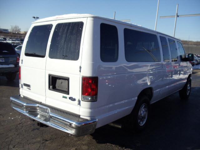 Ford Econoline Wagon 2010 photo 4