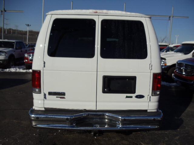 Ford Econoline Wagon 2010 photo 5