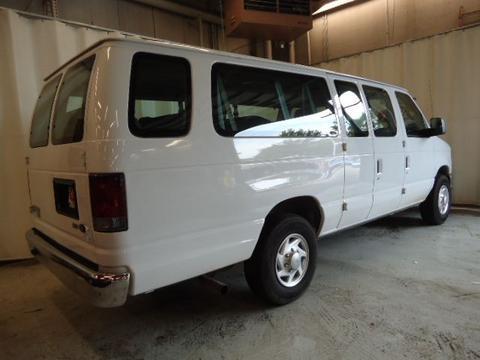 Ford Econoline Wagon 2010 photo 2