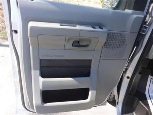 Ford Econoline Wagon 2010 photo 3