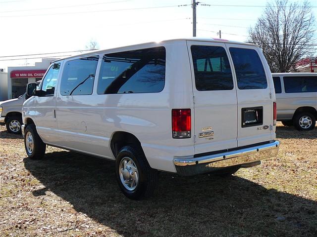 Ford Econoline Wagon 2010 photo 2