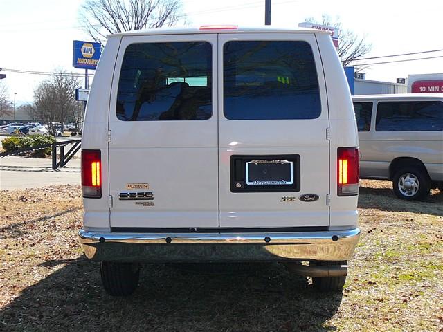 Ford Econoline Wagon 2010 photo 3