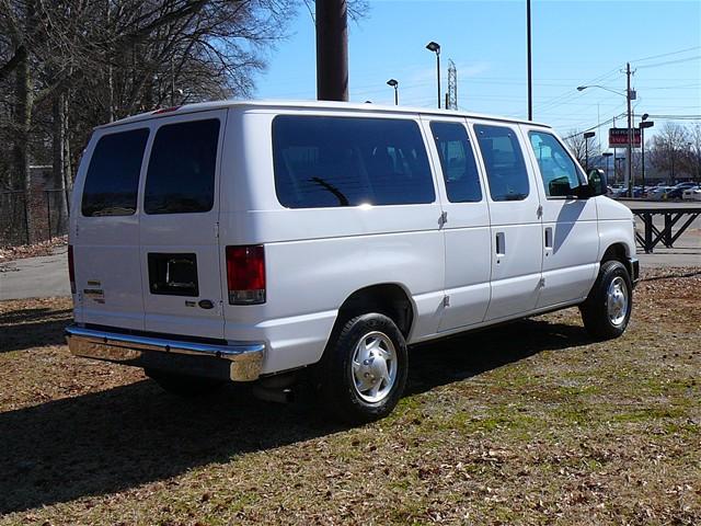 Ford Econoline Wagon 2010 photo 4
