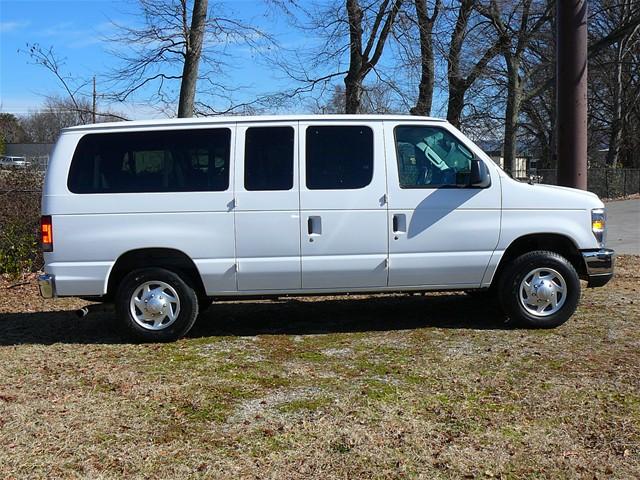 Ford Econoline Wagon 2010 photo 5