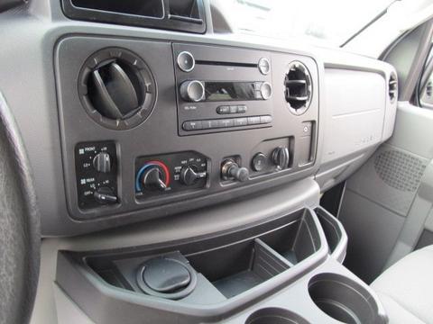 Ford Econoline Wagon 2010 photo 2