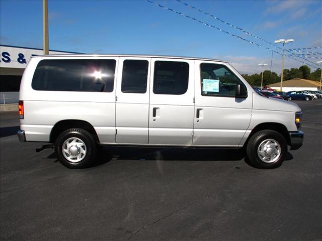 Ford Econoline Wagon Ertible GT Deluxe Passenger Van